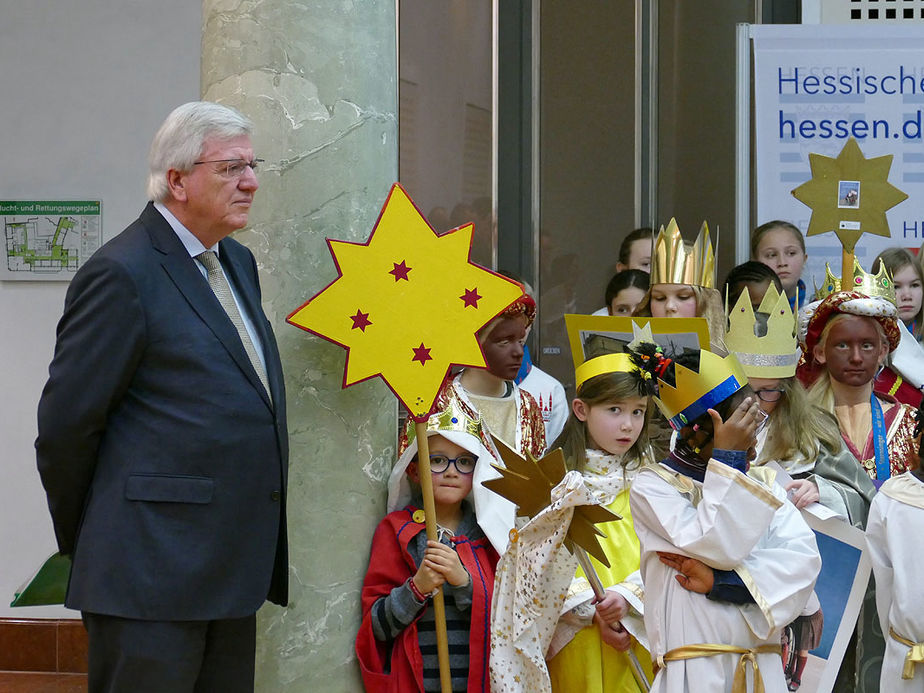 Naumburger Sternsinger zu Besuch beim Hessischen Ministerpräsidenten Volker Bouffier (Foto: Karl-Franz Thiede)